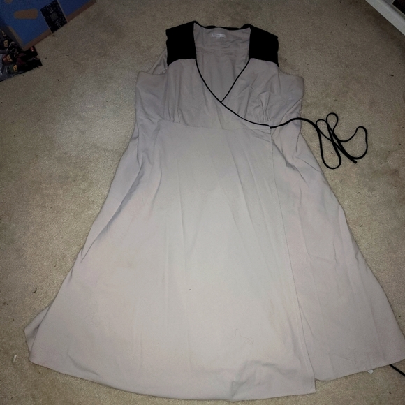 GAP Dresses & Skirts - Gap neutral wrap style maternity dress